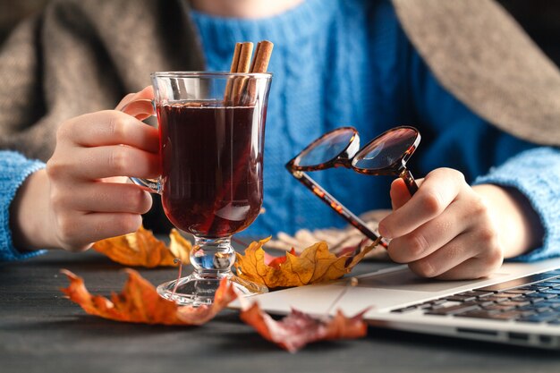 Tazza di vin brulé caldo in mano femminile