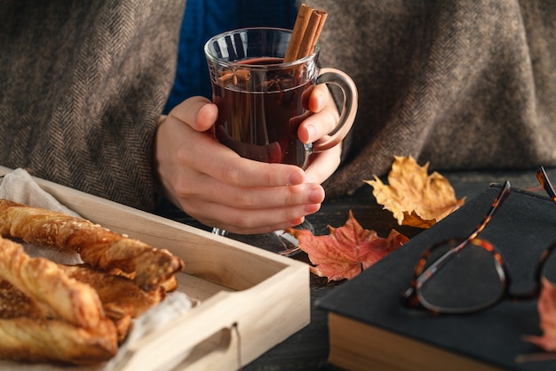 Tazza di vin brulé caldo in mano femminile