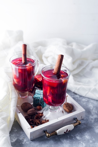 Tazza di vino caldo con spezie