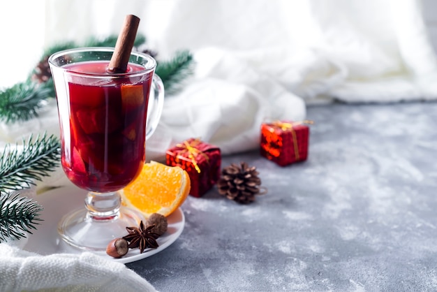 Tazza di vino caldo con spezie