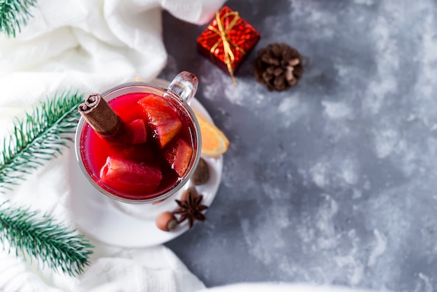 Tazza di vino caldo con spezie