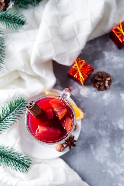 Tazza di vino caldo con spezie