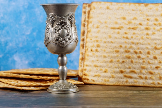 Tazza di vino Kiddush con pane matzos