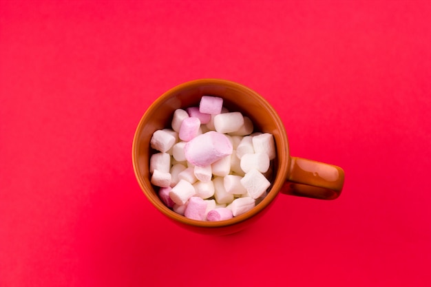 Tazza di vista superiore con sfondo rosso marshmallow