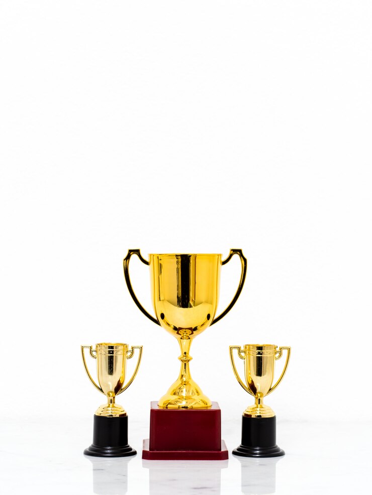 Tazza dorata del trofeo isolata su fondo bianco.