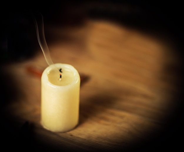 Tazza e candela di Natale su fondo di legno