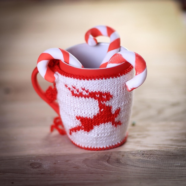 Tazza e candela di Natale su fondo di legno