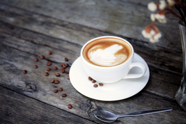 Tazza e fiore di caffè in vaso.