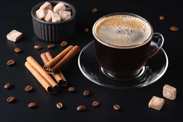 Tazza e piattino di caffè su una tavola di legno nera