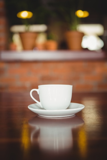 Tazza e piattino sul bancone al coffee shop