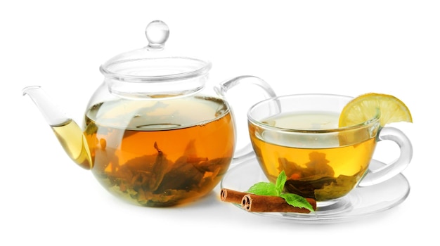 Tazza e teiera di tè verde isolata su bianco