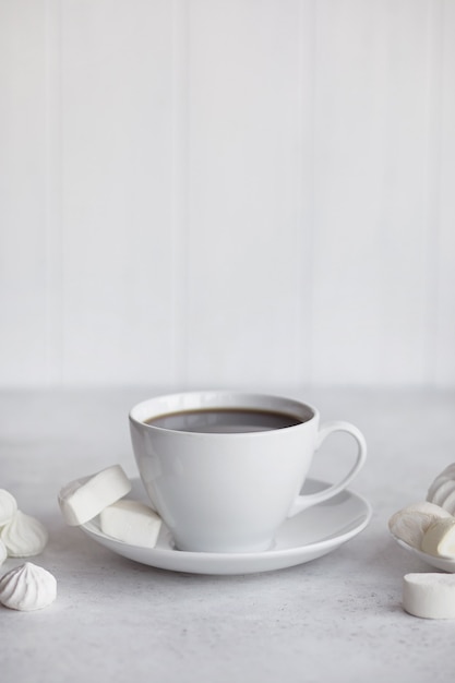 Tazza in ceramica bianca con caffè caldo