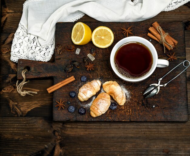 Tazza in ceramica bianca con tè nero caldo