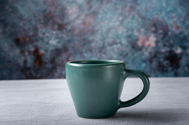 Tazza in ceramica dipinta per caffè o tè Una tazza sul tavolo