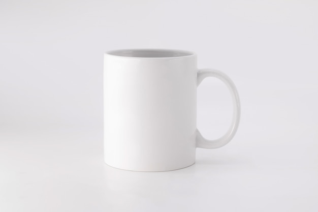 Tazza in ceramica su sfondo bianco. Tazza vuota per il vostro disegno.