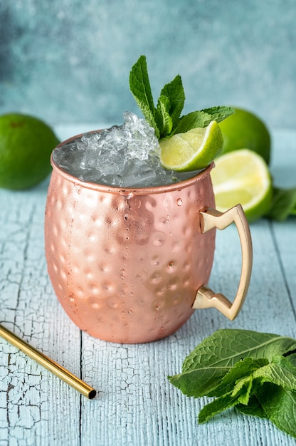 Tazza in rame di cocktail Moscow Mule guarnita con menta e lime