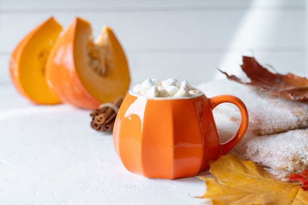 Tazza in stile zucca con marshmallow e foglie cadute