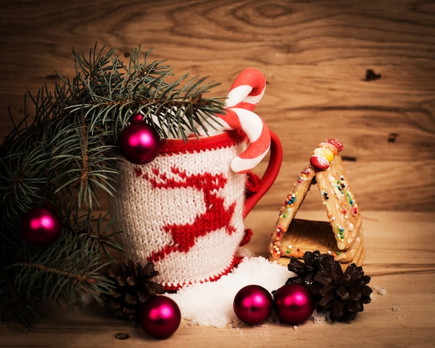 Tazza natalizia con decorazioni natalizie