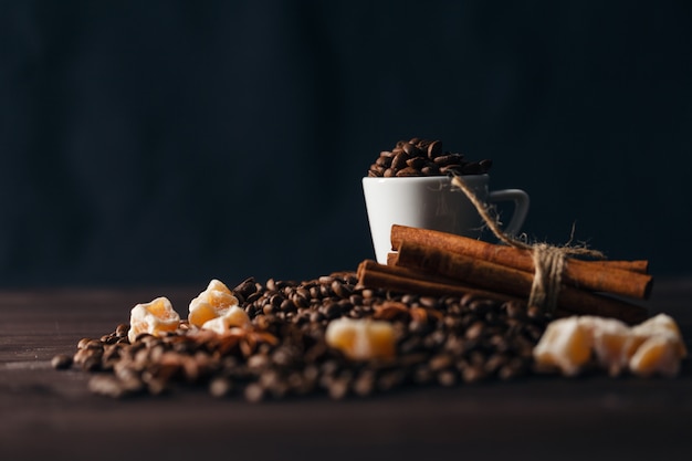 Tazza piena di chicchi di caffè