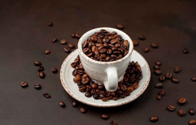 tazza piena di chicchi di caffè