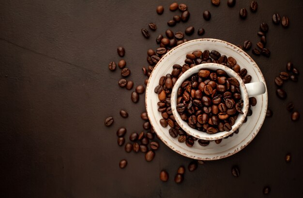 tazza piena di chicchi di caffè