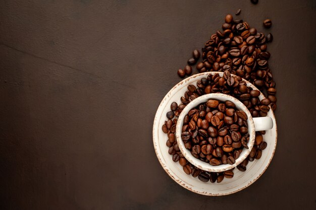 tazza piena di chicchi di caffè