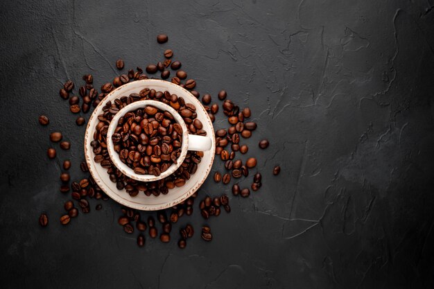 tazza piena di chicchi di caffè