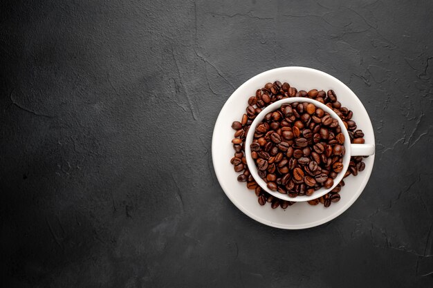 tazza piena di chicchi di caffè