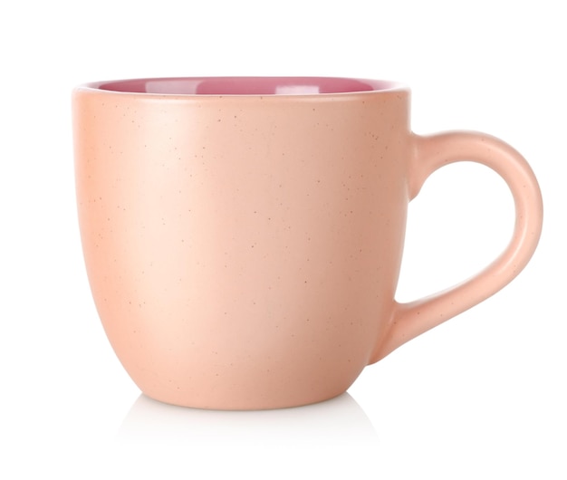 Tazza rosa isolata su sfondo bianco