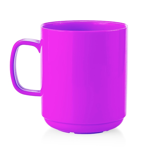 Tazza rosa vuoto vuoto per caffè o tè isolato su sfondo bianco