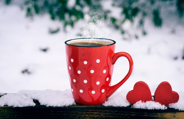 Tazza rossa a pois con caffè nero caldo