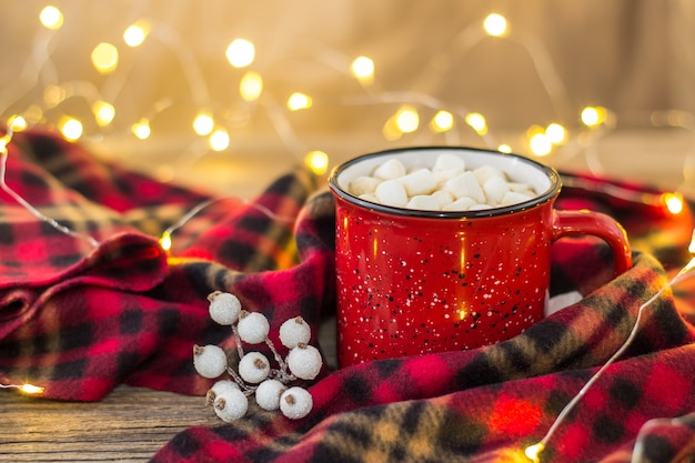 Tazza rossa con caffè caldo e marshmallow dolci