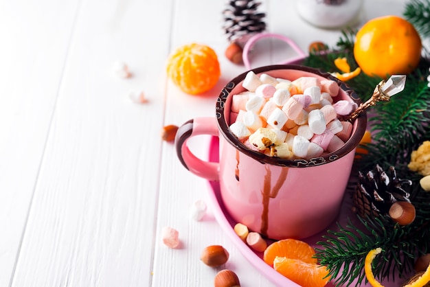 Tazza rossa con cioccolata calda con marshmallow fuso