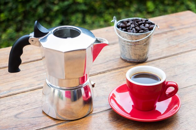 Tazza rossa di caffè espresso caldo