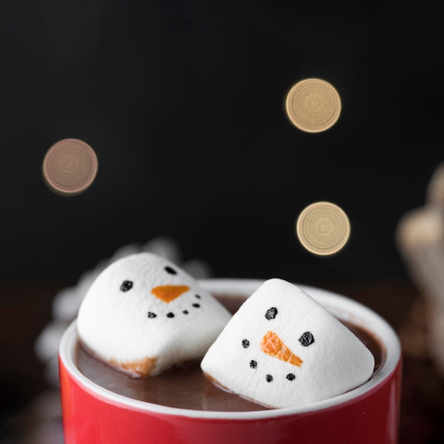 Tazza rossa di cioccolata calda con il primo piano di marshmallow