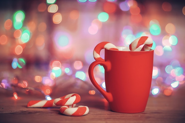 Tazza rossa di Natale in sfondo luminoso festivo.foto con copia spazio