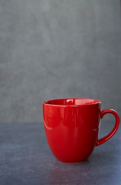 tazza rossa su sfondo grigio