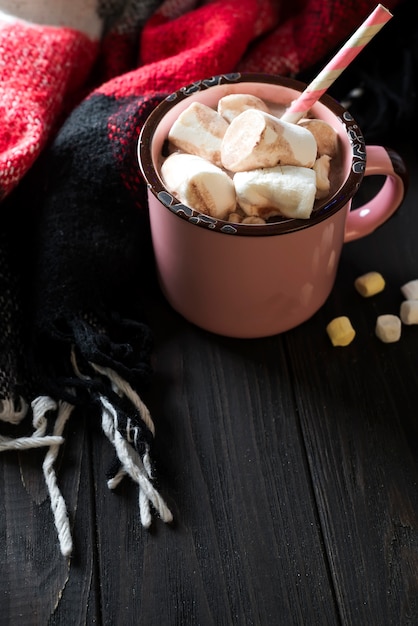 Tazza smaltata di cioccolata calda con marshmallow