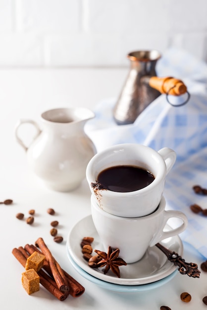 Tazza su una tazza con caffè espresso su uno sfondo bianco