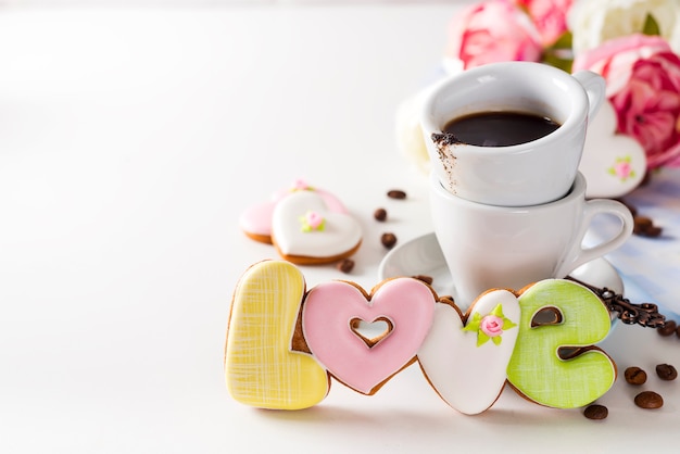 Tazza su una tazza con caffè espresso su uno sfondo bianco