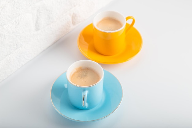 Tazze colorate di caffè turco con vista su studio bianco Stile minimal con spazio per la copia