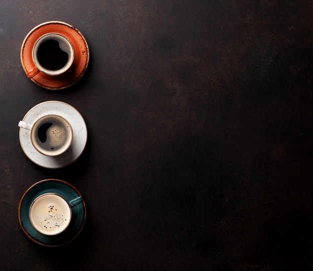 Tazze da caffè sul vecchio tavolo da cucina