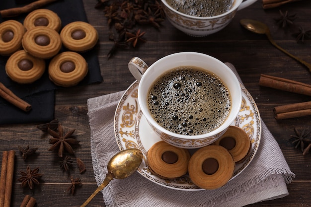 Tazze di caffè con biscotti al cioccolato