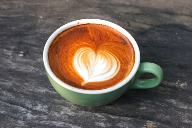 Tazze di caffè di cappuccino su fondo di legno