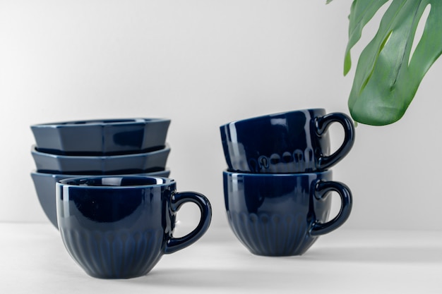 Tazze di caffè in ceramica blu scuro sul tavolo