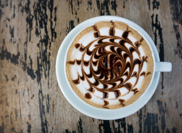 Tazze di caffè moka sul tavolo di legno