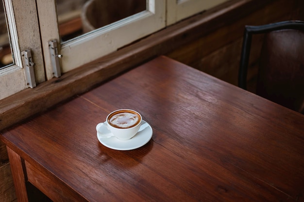 Tazze di caffè su un tavolo di legno in una caffetteria