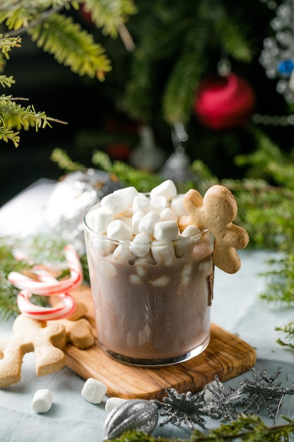 Tazze di cioccolata calda con marshmallow e cannella su fondo di legno marrone