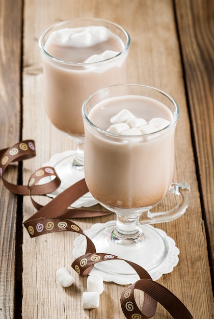 Tazze di cioccolata calda con marshmallow