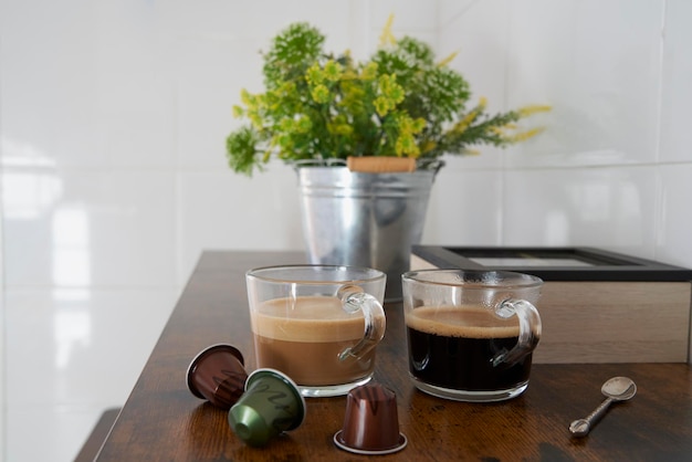 Tazze di latte e caffè nero con capsule Nespresso